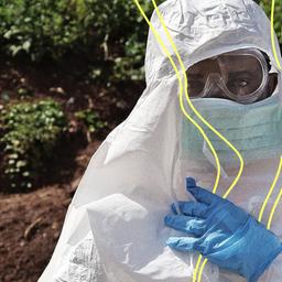 Ein medizinischer Mitarbeiter zieht vor der Beerdigung eines Ebola-Opfers in Mongbwalu, Provinz Ituri, im Osten der Demokratischen Republik Kongo, einen Schutzanzug an.