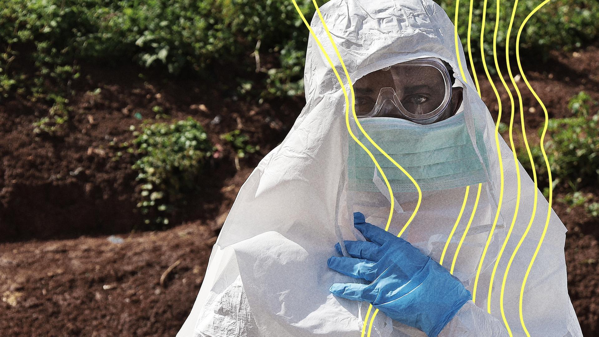 Ein medizinischer Mitarbeiter zieht vor der Beerdigung eines Ebola-Opfers in Mongbwalu, Provinz Ituri, im Osten der Demokratischen Republik Kongo, einen Schutzanzug an. | picture alliance/dpa/XinHua, Stringer