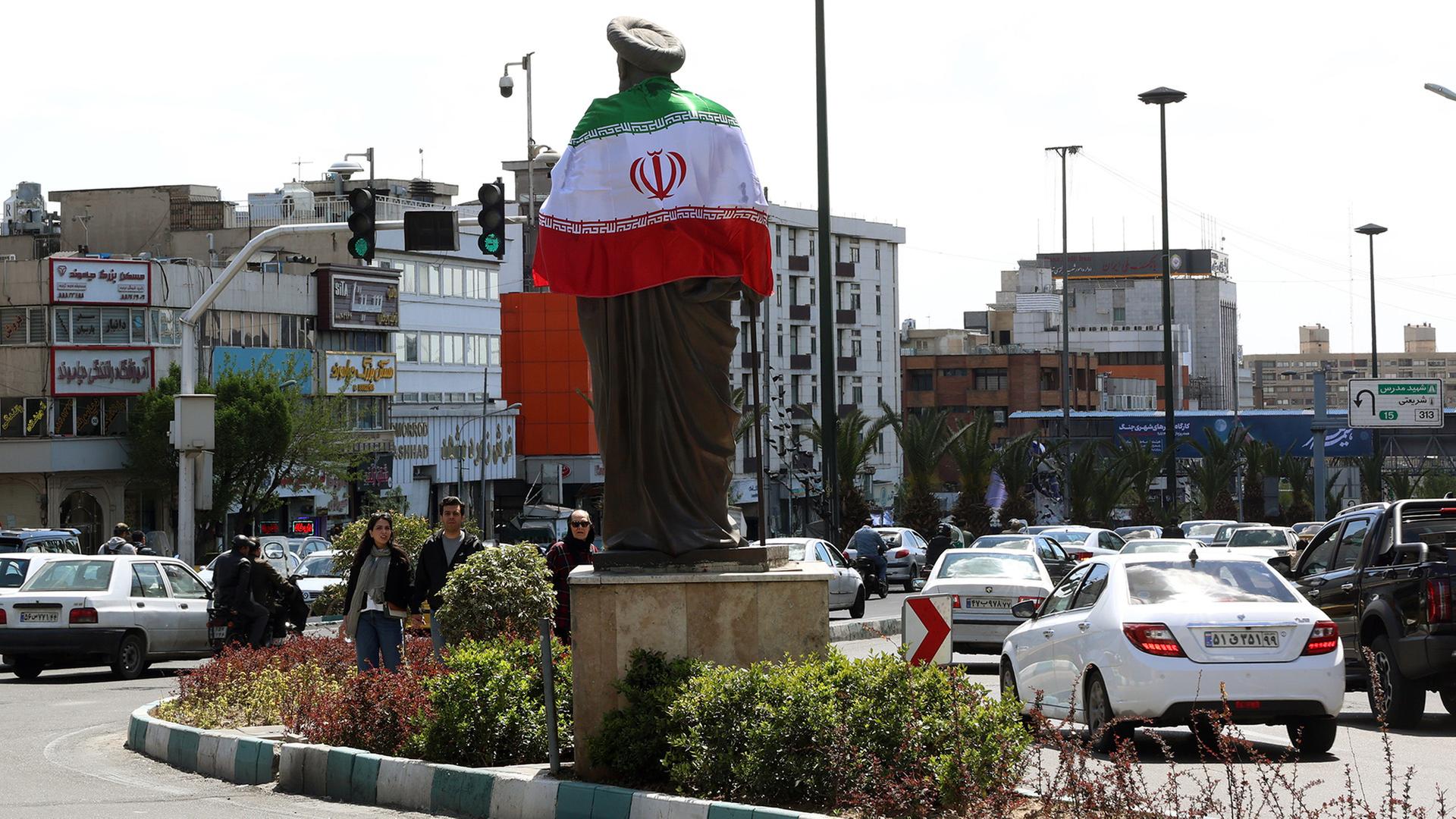 Die Iranische Flagge ist um eine Statue in Teheran gewickelt. | EPA