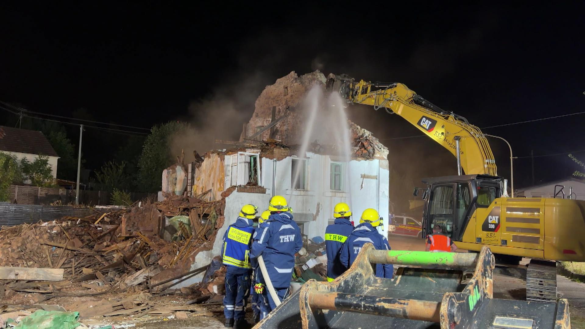 Mitarbeitende der Feuerwehr bei einem Einsatz bei einem eingestürzten Haus | SR