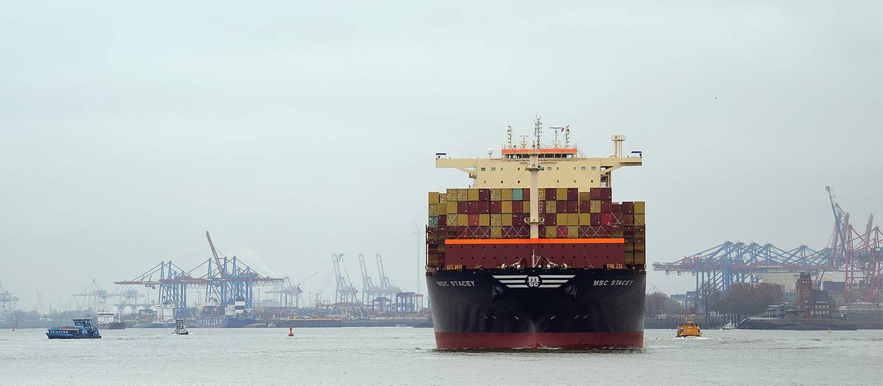 Ein Containerschiff fährt auf der Elbe aus dem Hamburger Hafen.