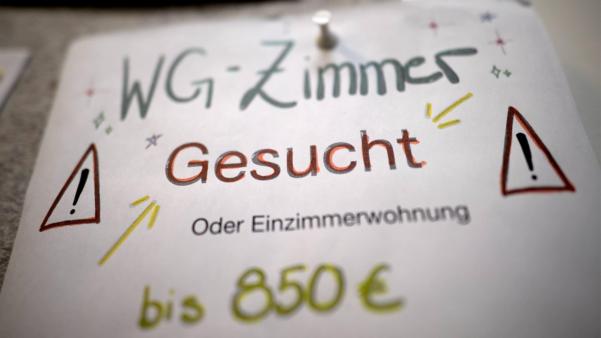 Ein Aushang für die Suche eines WG-Zimmers bis 850 Euro. | picture alliance/dpa