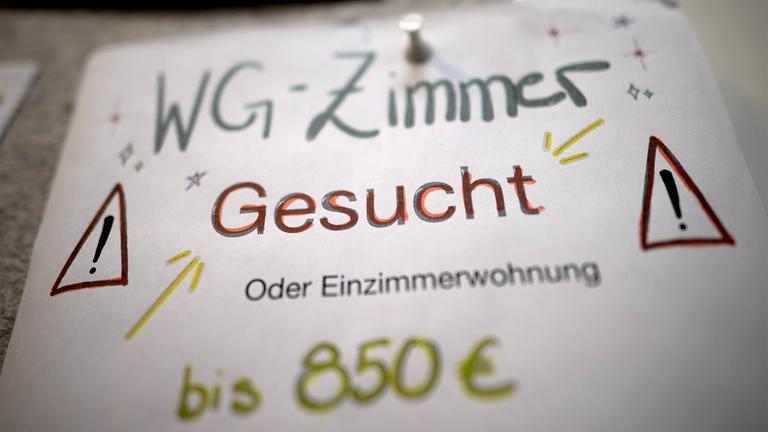 Ein Aushang für die Suche eines WG-Zimmers bis 850 Euro.