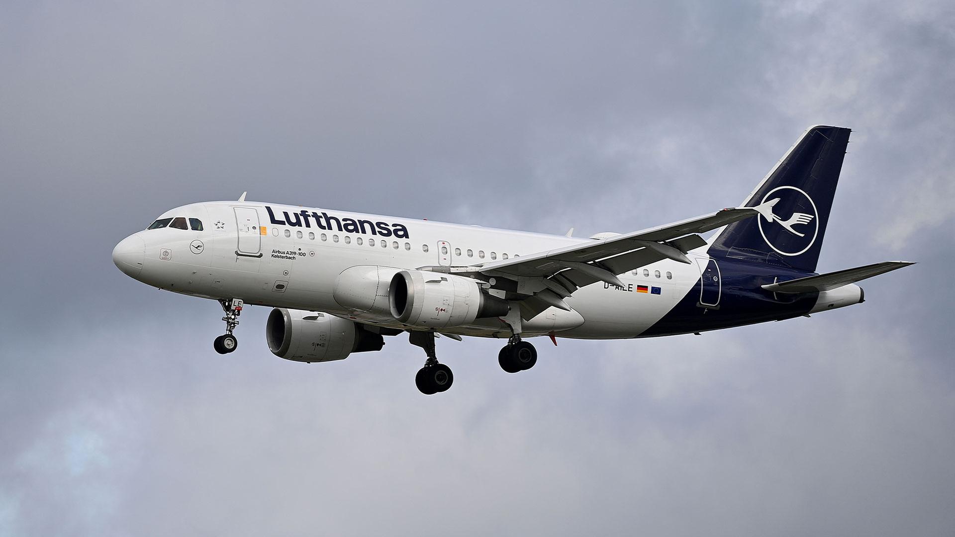 Ein Lufthansa Airbus A319-100 landet am Frankfurter Flughafen Fraport. | picture alliance / SvenSimon