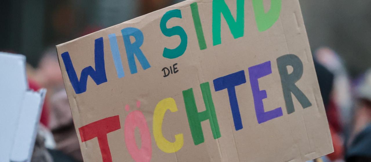 Plakat mit der Aufschrift "Wir sind Töchter"