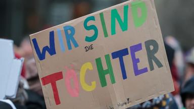 Plakat mit der Aufschrift "Wir sind Töchter"