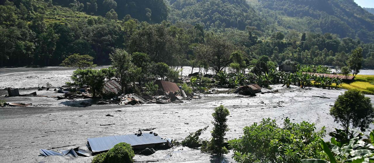 Häuser sind im Fluss Budhi Gandaki im nepalesischen Distrikt Gorkha teilweise im Schlamm versunken.
