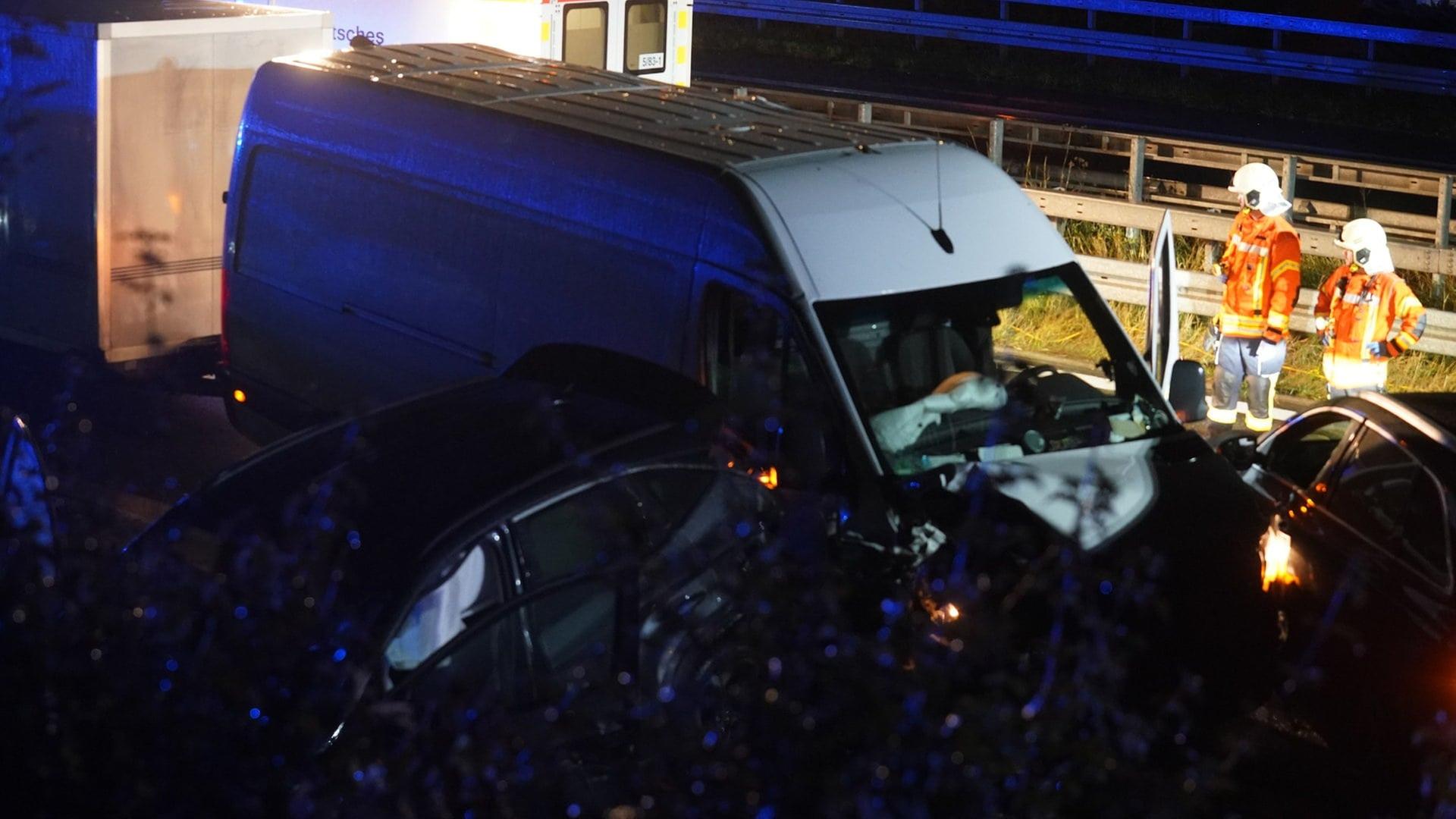 BW-Newsticker am Morgen: Unfallserie auf B10 mit acht Verletzten, Krawalle: Auswärtiges Amt mahnt Frankreich-Reisende zu Vorsicht, Rettungssanitäter gab sich als Arzt aus