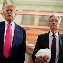 Donald Trump steht neben Jerome Powell