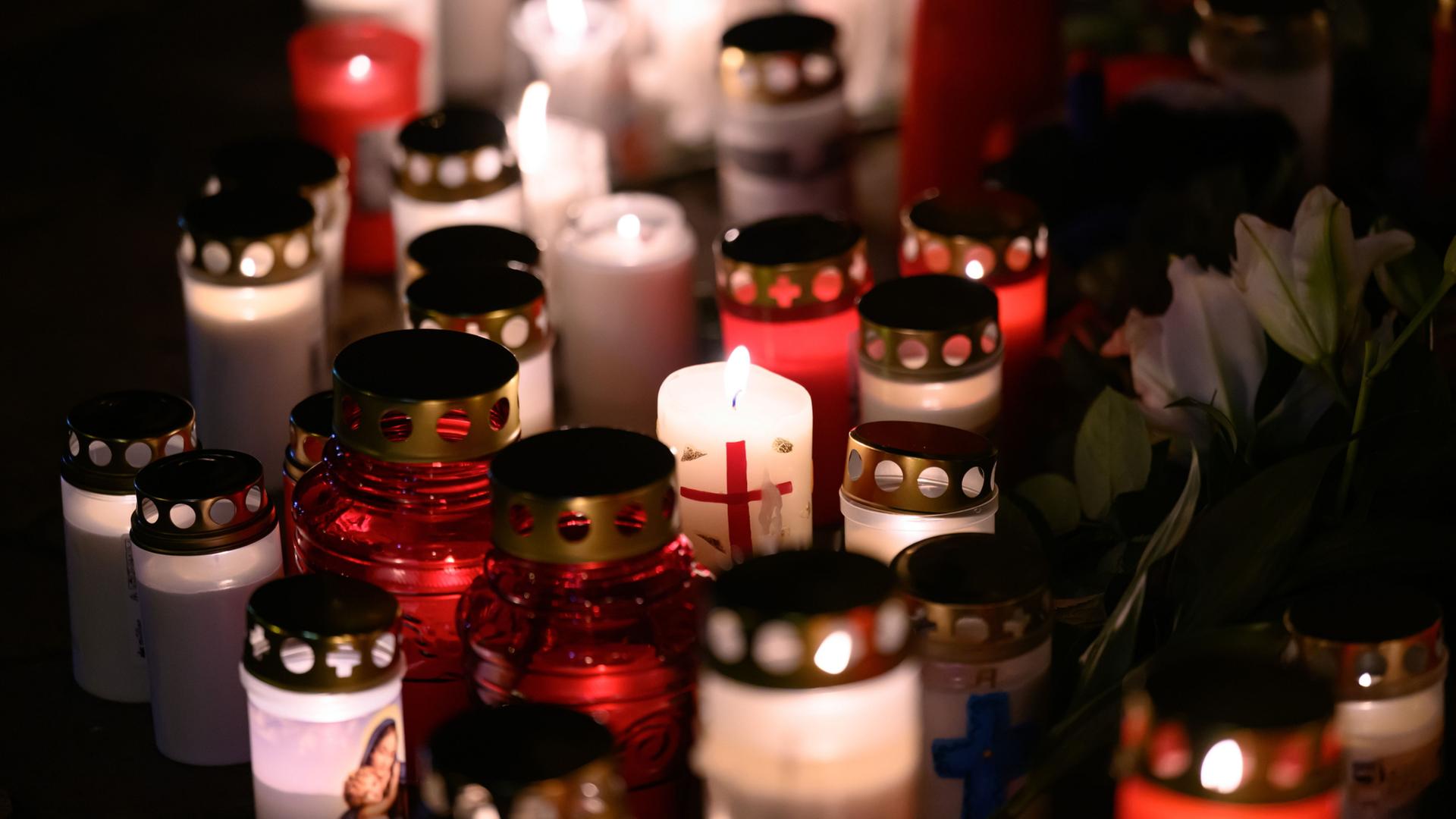 UnzÃ¤hlige Kerzen und Blumen sind vor der Johanniskirche in Magdeburg zu sehen. | Hendrik Schmidt/dpa
