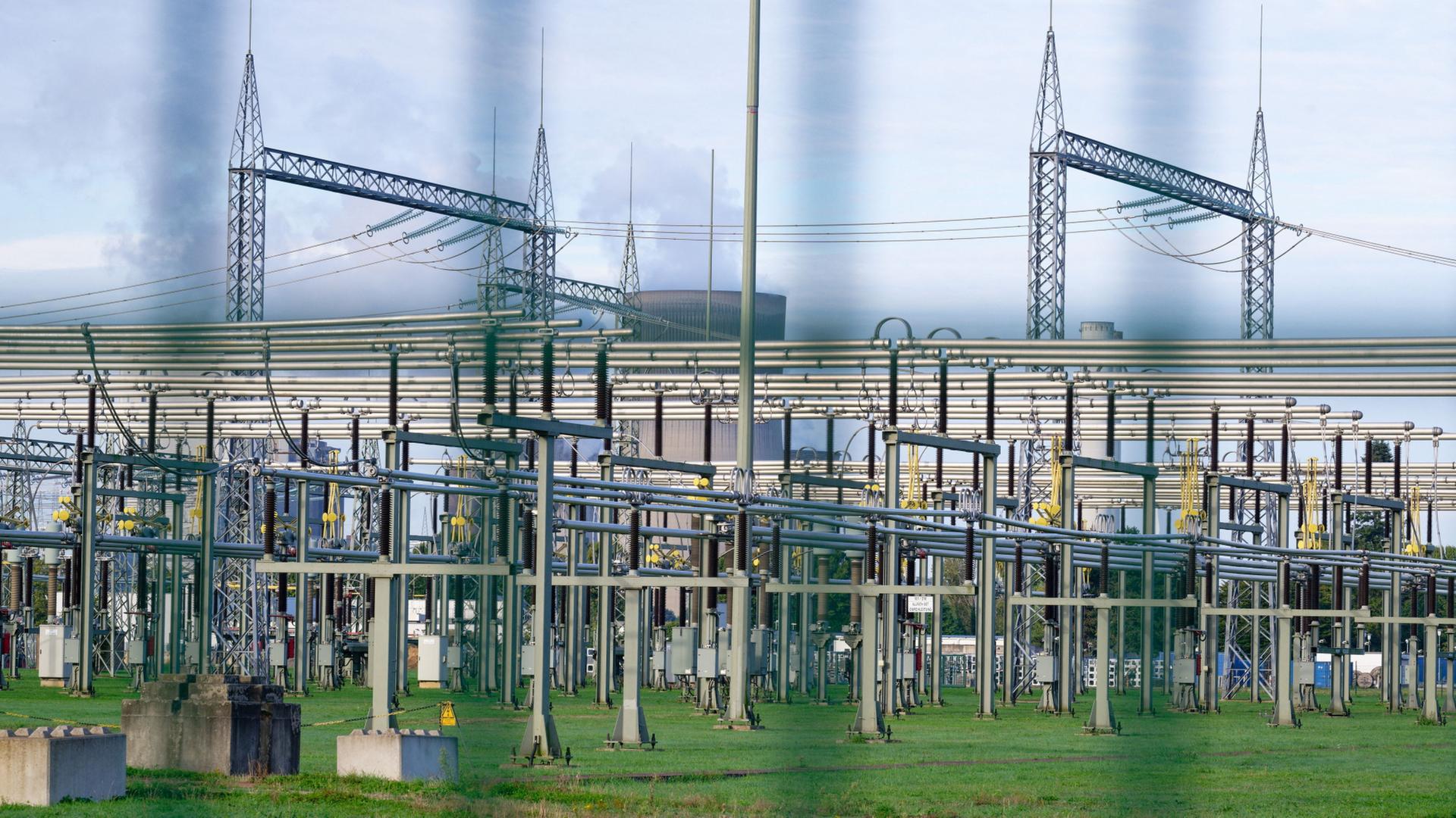 Ein Zaun umgibt ein Umspannwerk des Netzbetreibers Amprion in Bergheim, Nordrhein-Westfalen. | Henning Kaiser/dpa