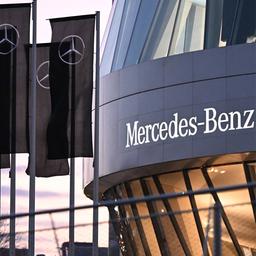 Fahnen mit dem Mercedes Stern.