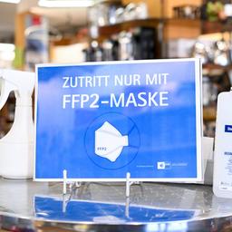 Hinweisschild zur Maskenpflicht in einem Laden