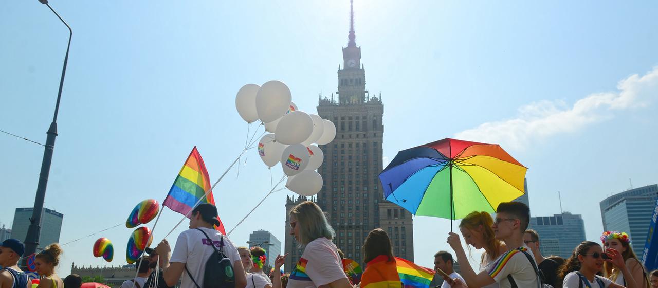 Menschen nehmen an der "Equality Parade" in der Warschauer Innenstadt teil. 