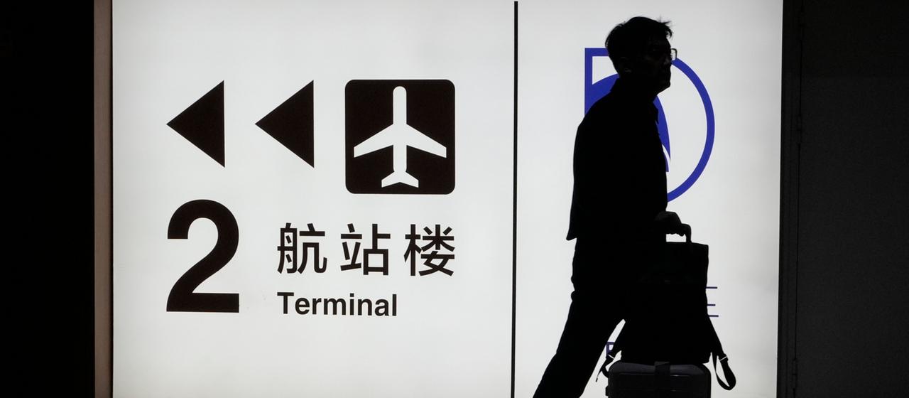 Ein Mensch am Flughafen in Peking.