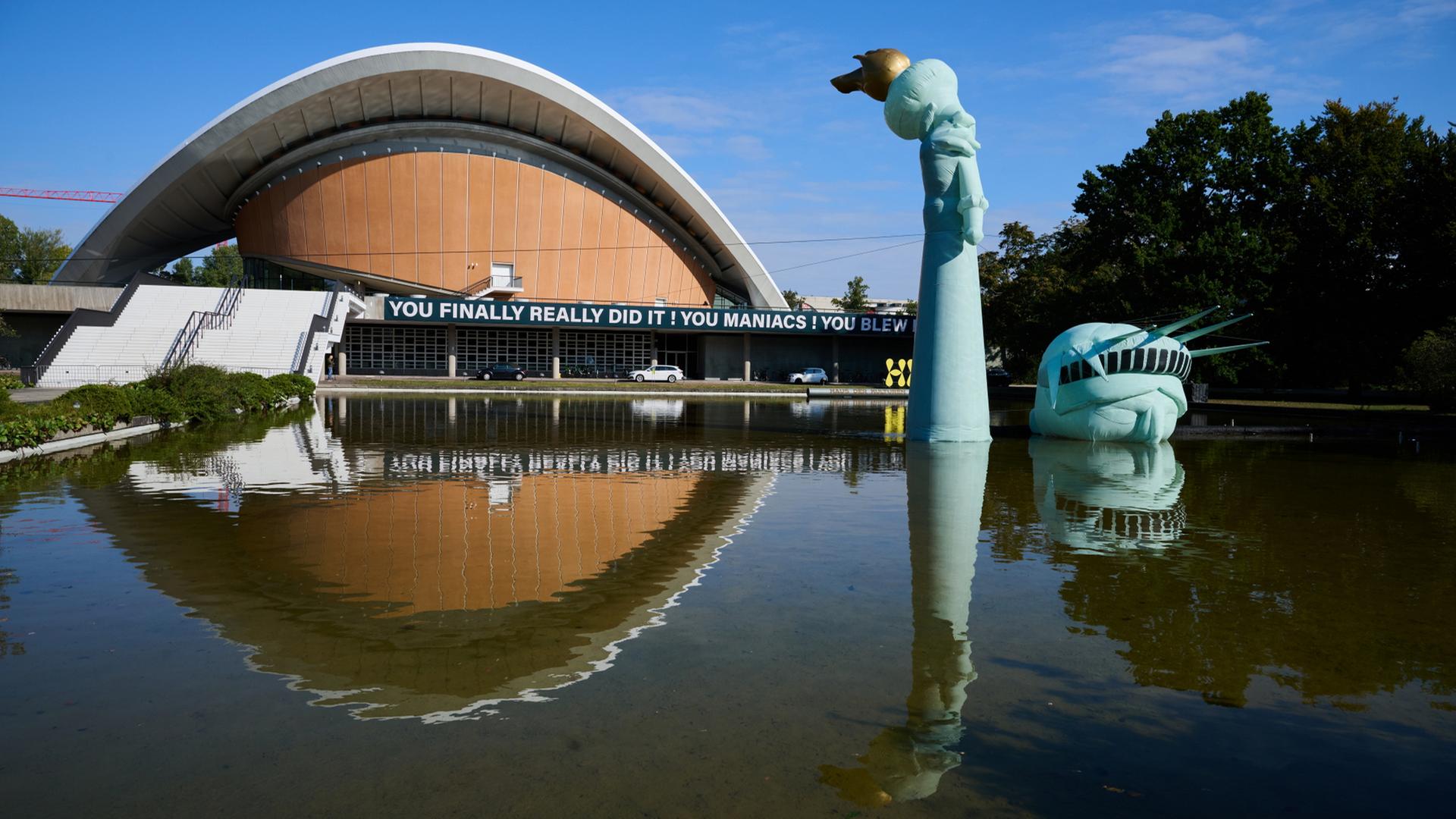 Der halbe Kopf einer aufblasbaren Freiheitsstatue, das Kunstwerk ·Status of Liberty· liegt in dem Gewässer vor dem Haus der Kulturen der Welt.  | dpa