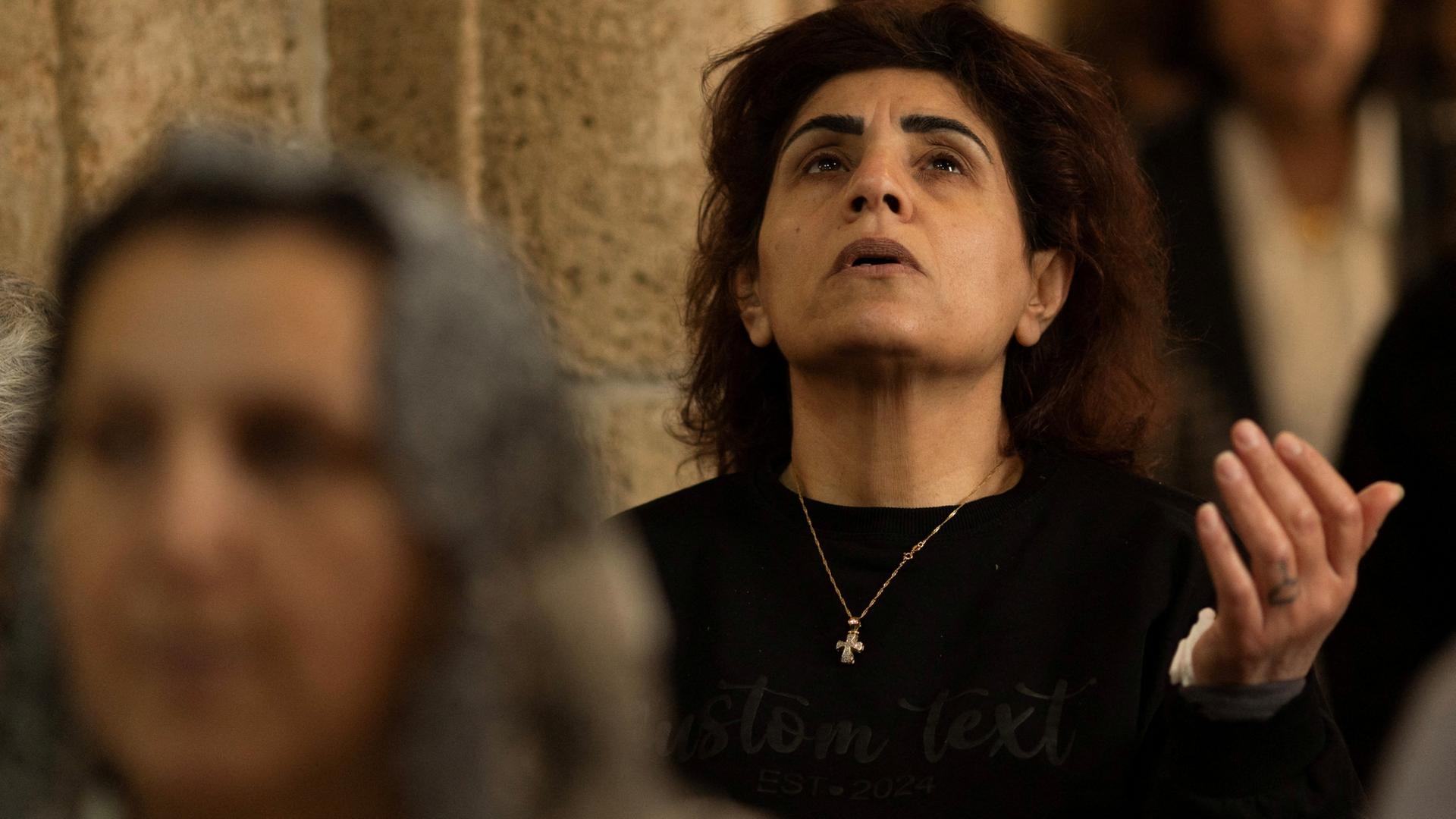 Einen Christin betet in einer Kirche in Tyre, Libanon  | REUTERS