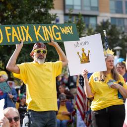 Teilnehmer einer "No kings"-Demonstration in Turner Park, Omaha, halten Schilder hoch.