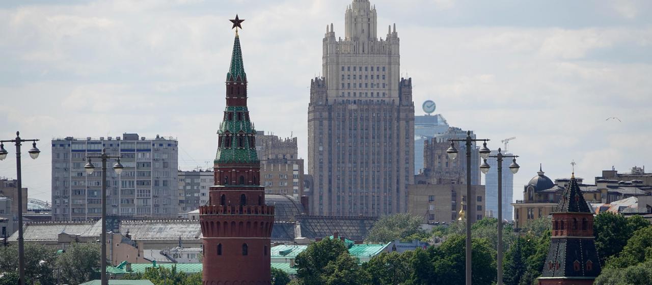 Blick auf Moskau mit einem Turm des Kreml und dem Außenministerium im Hintergrund. (Archivbild: 09.06.2024)