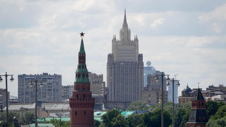 Blick auf Moskau mit einem Turm des Kreml und dem Außenministerium im Hintergrund. (Archivbild: 09.06.2024)