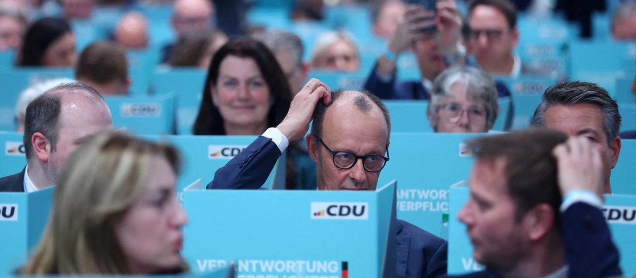 Friedrich Merz und weitere CDU-Mitglieder auf dem Parteitag in Stuttgart.