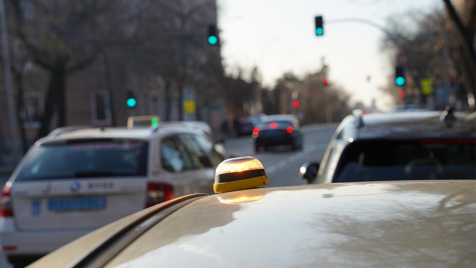Eine leuchtender Signalkopf ist auf einem Fahrzeug angebracht. | ARD-Studio Madrid