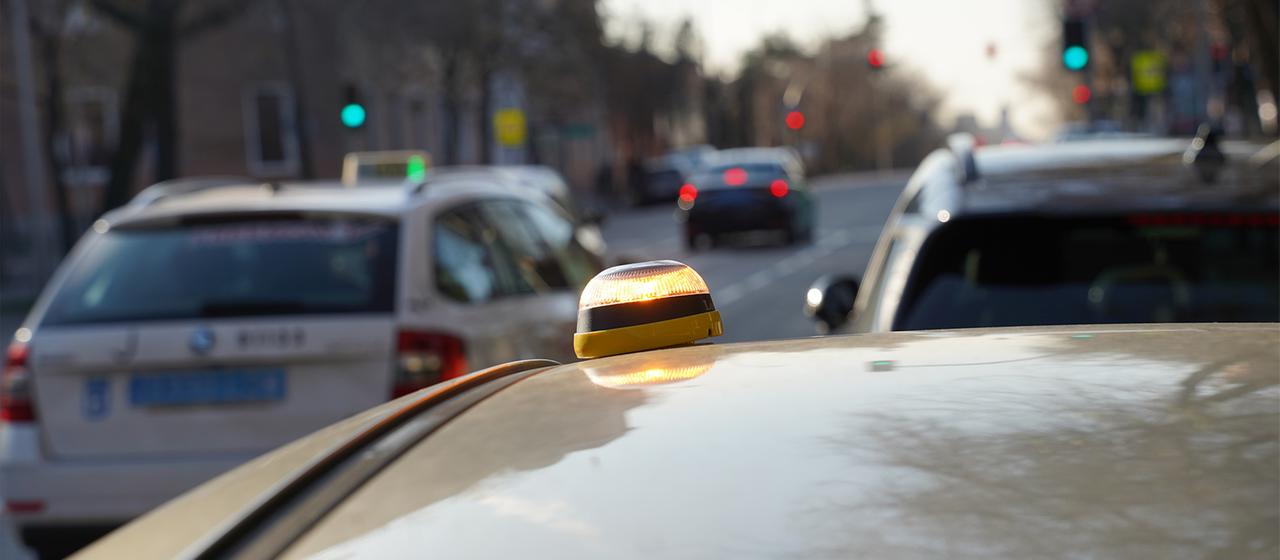 Eine leuchtender Signalkopf ist auf einem Fahrzeug angebracht.