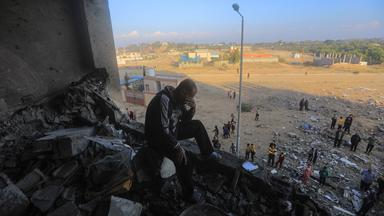 Ein palästinensischer Mann weint auf den Trümmern eines zerstörten Gebäudes in Chan Yunis.