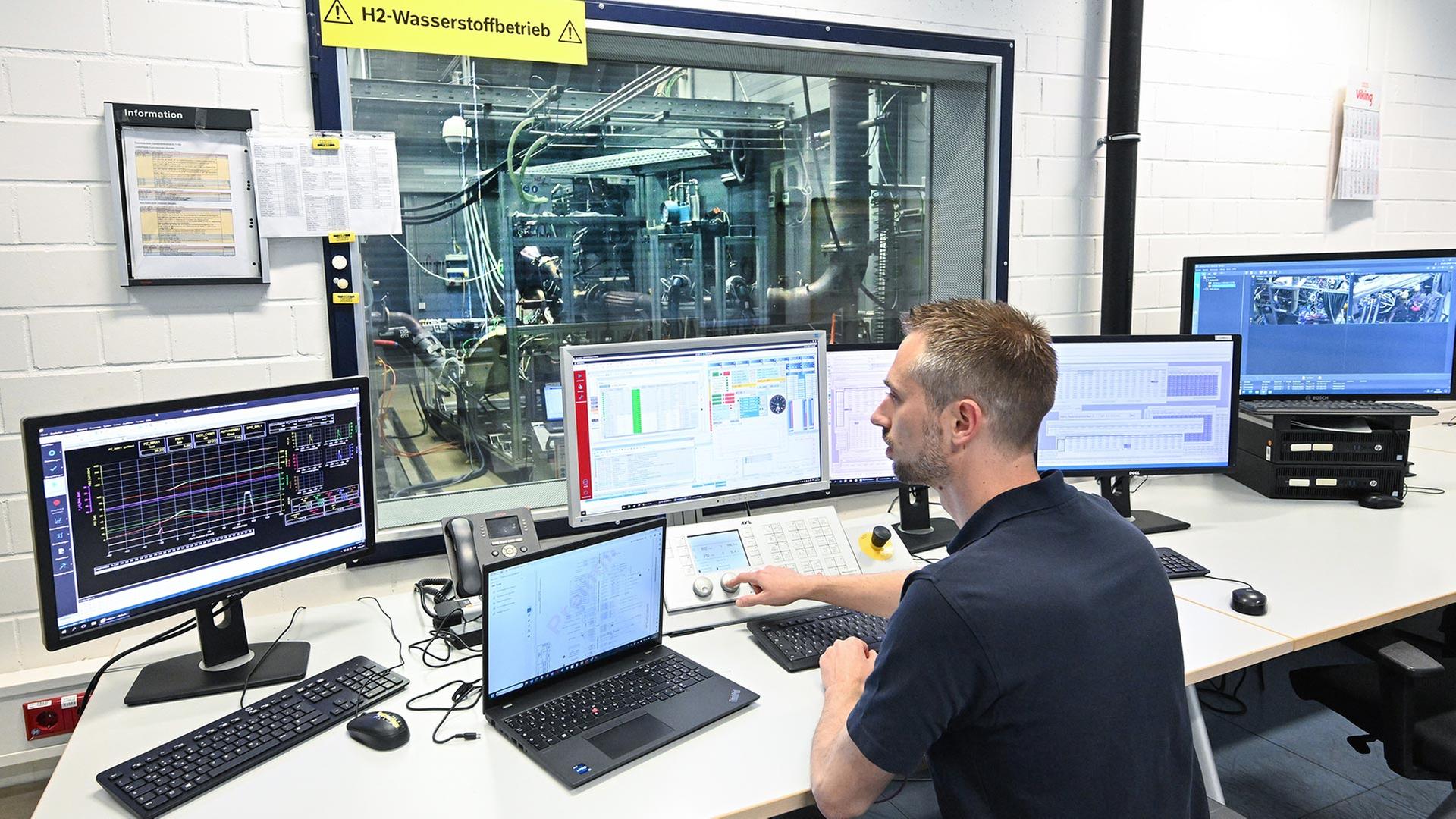 Ein Bosch-Ingenieur testet an Prüfstand Wasserstoffmotoren für Nutzfahrzeuge. | picture alliance/dpa