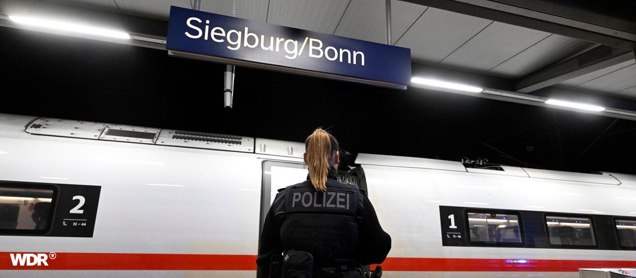 Eine Polizistin steht am Siegburger Bahnhof vor dem ICE, in dem sich der Vorfall ereignet hat