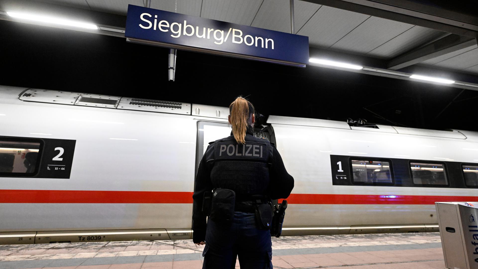 Eine Polizistin steht am Siegburger Bahnhof vor dem ICE, in dem sich der Vorfall ereignet hat | Roberto Pfeil/picture alliance/dpa