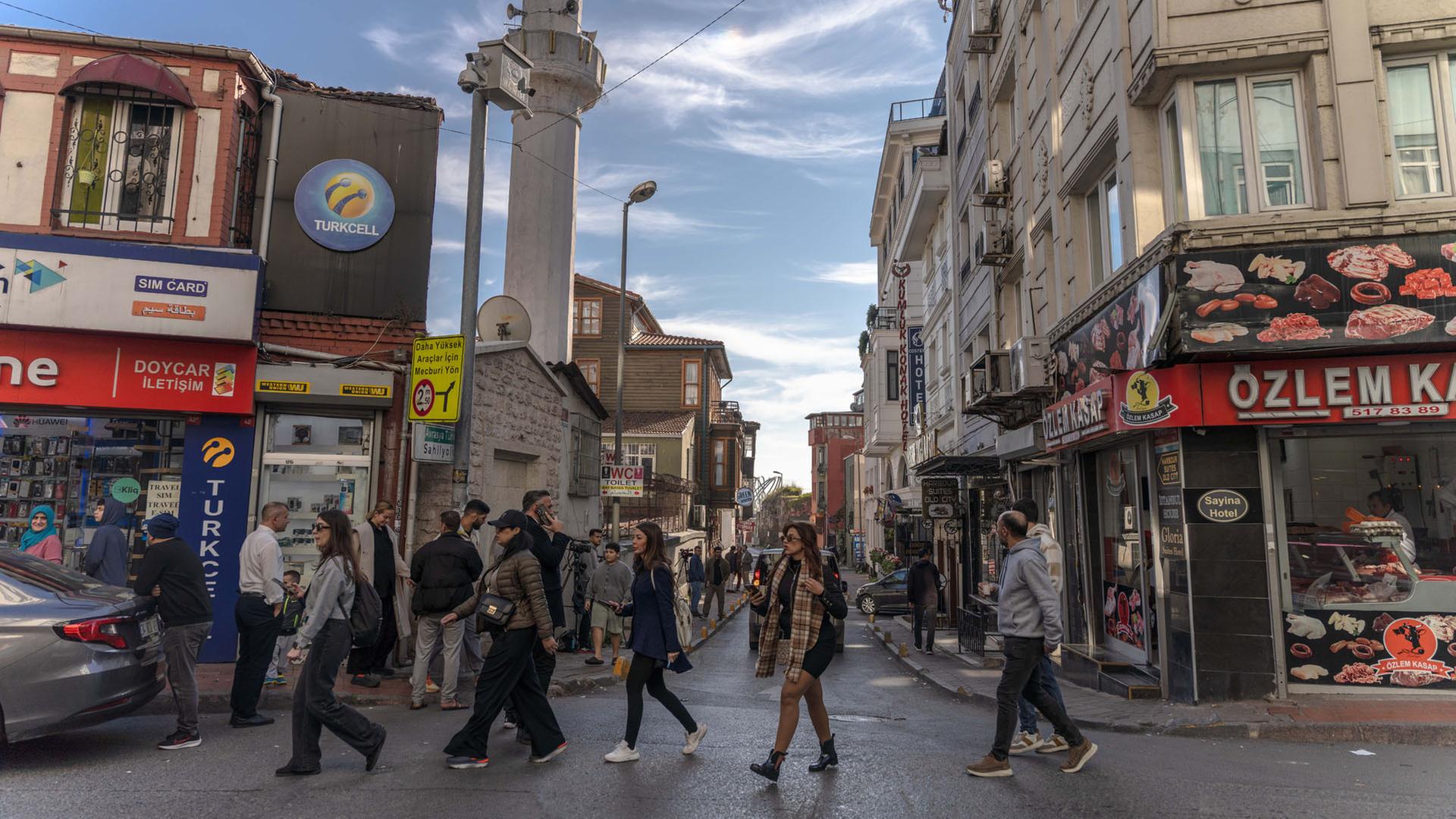 Menschen gehen im Stadtteil Fatih in Istanbul die StraÃe entlang. | dpa