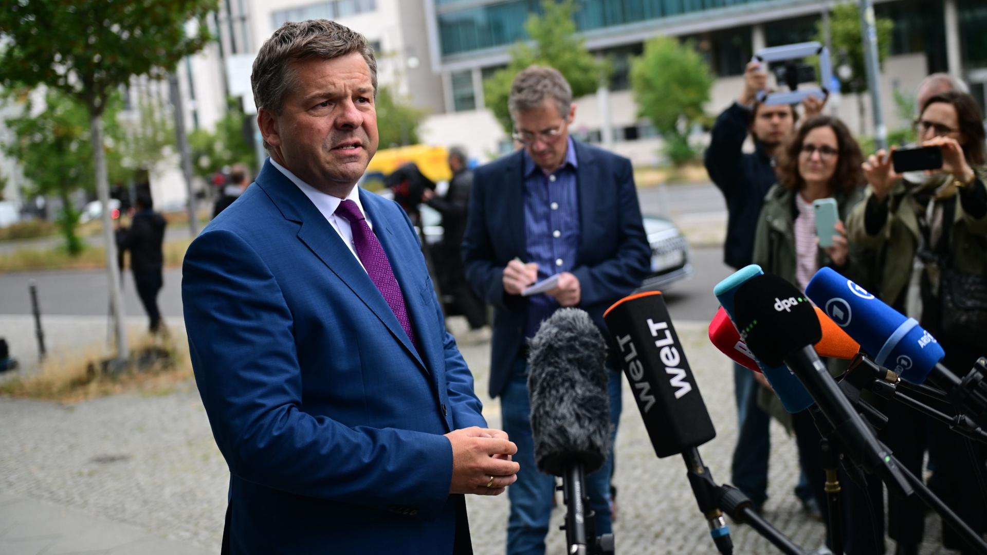 Wie Wahlkämpfer in Sachsen-Anhalt auf die Kabinettsumbildung schauen