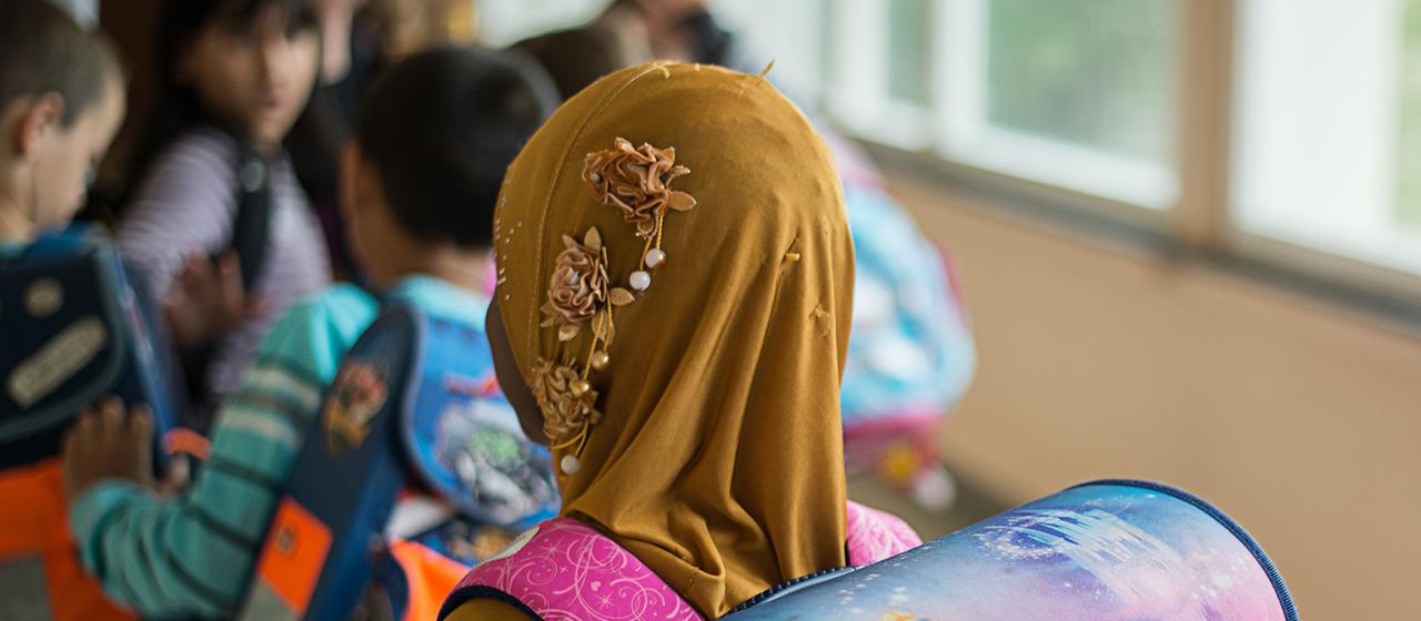 Ein Mädchen trägt ein Kopftuch in der Schule.