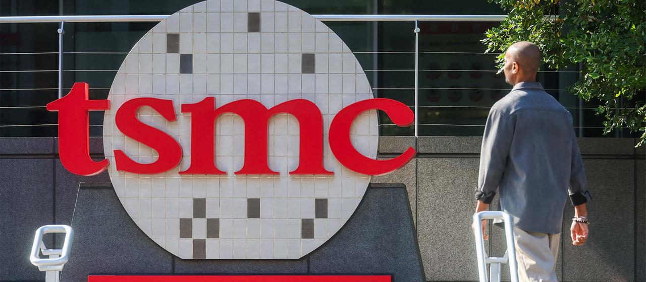 Das Logo des Chipherstellers TSMC an einem Gebäude in Hsinchu, Taiwan
