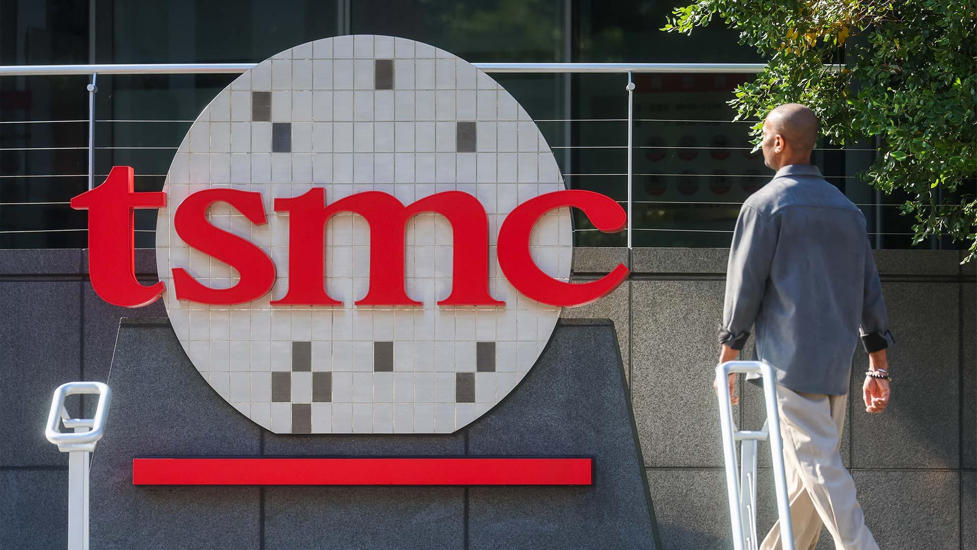 Das Logo des Chipherstellers TSMC an einem Gebäude in Hsinchu, Taiwan | picture alliance / ASSOCIATED PR