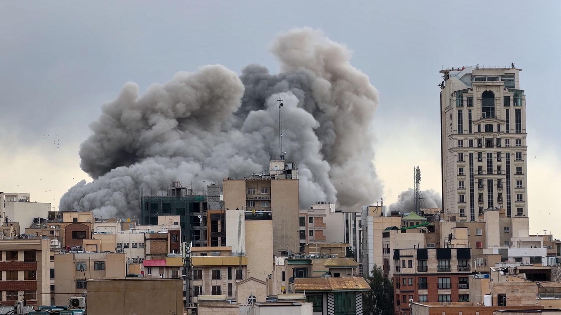 Eine Rauchwolke steigt nach einer Explosion in Teheran auf. | Mohsen Ganji/AP/dpa