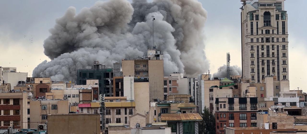 Eine Rauchwolke steigt nach einer Explosion in Teheran auf.