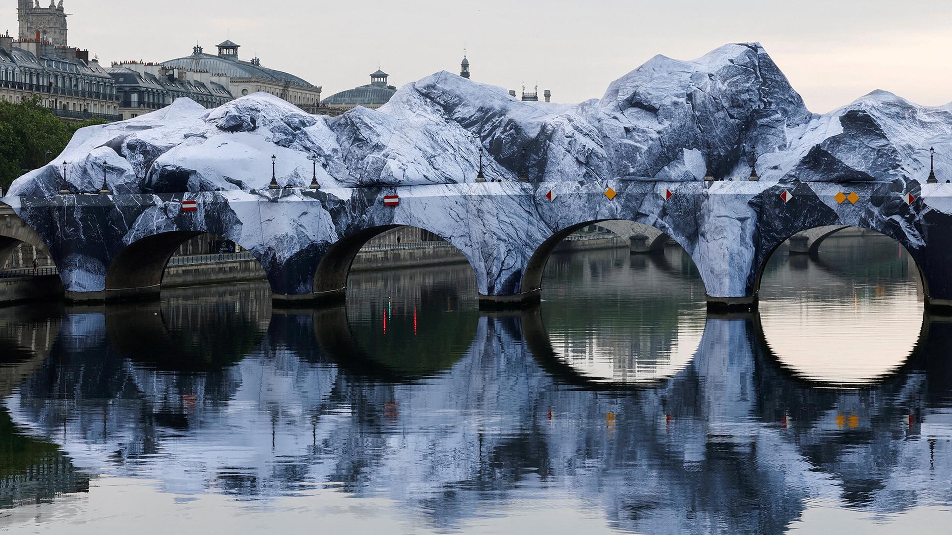 Das Kunstwerk „La Caverne du Pont Neuf“ (Die Höhle von Pont Neuf) in Paris. | REUTERS