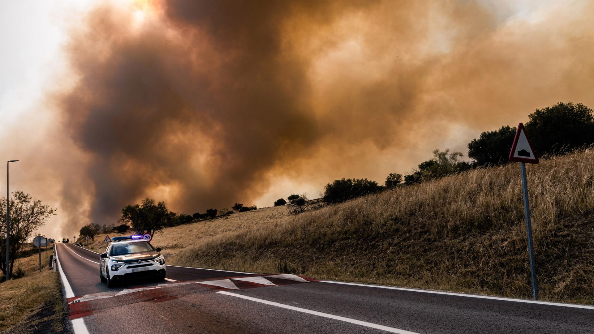 Ein Fahrzeug des spanischen Zivilschutzes überwacht die Ausbreitung des Feuers in San Martín de Valdeiglesias (Spanien). | Carlos Luján/EUROPA PRESS/dpa