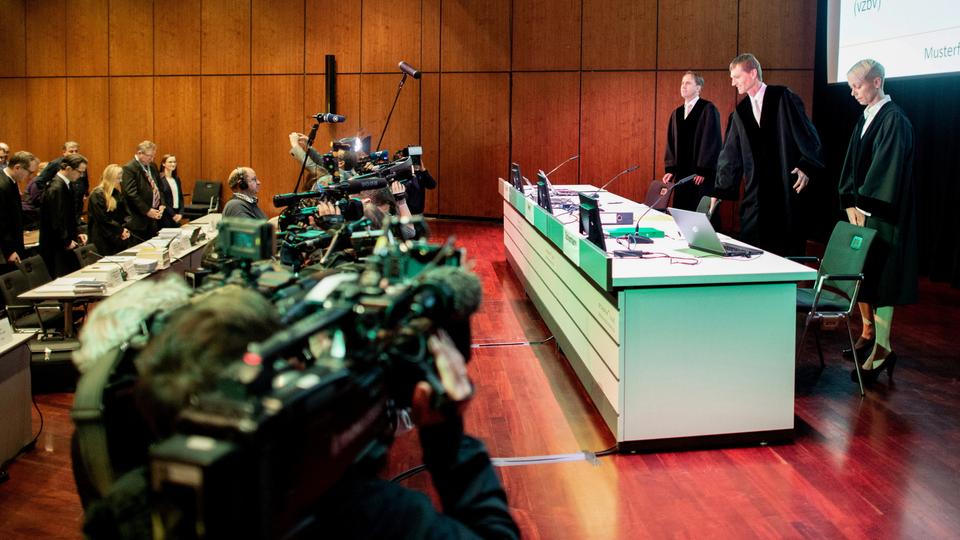 Drei Richter am Oberlandesgericht Braunschweig stehen vor Beginn der mündlichen Verhandlung zur Musterfeststellungsklage des Bundesverbands der Verbraucherzentralen und Verbraucherverbände gegen VW in der Stadthalle.