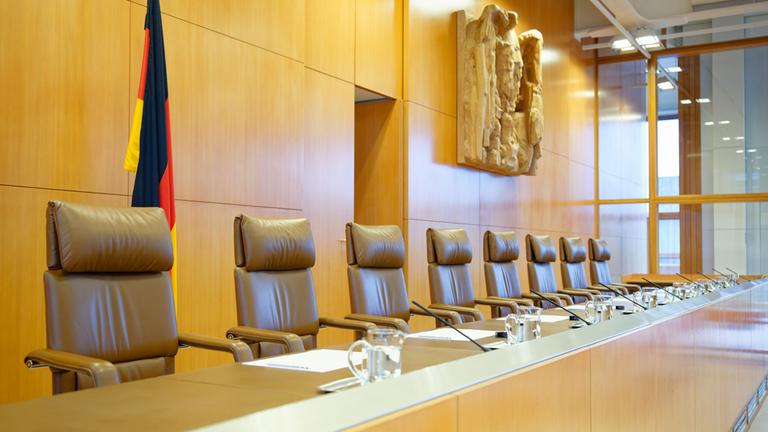 Leere Richterstühle sind im Verhandlungssaal des Bundesverfassungsgerichts in Karlsruhe zu sehen.