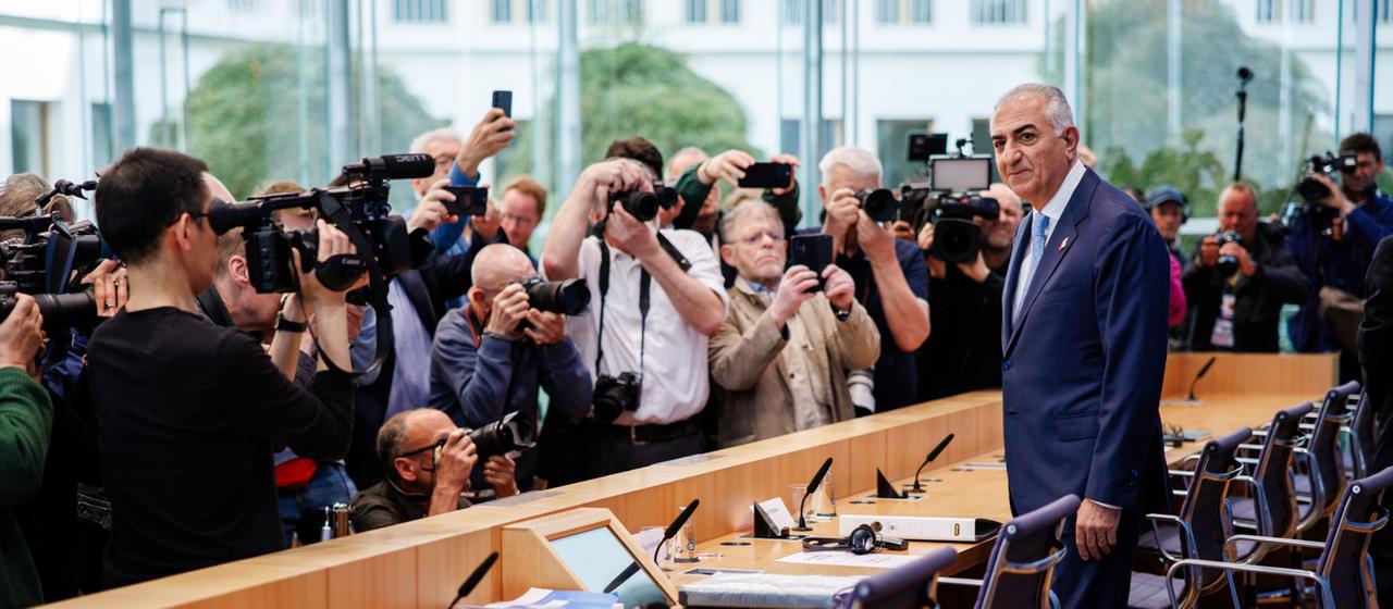 Pahlavi umringt von Fotografen in der Bundespressekonferenz