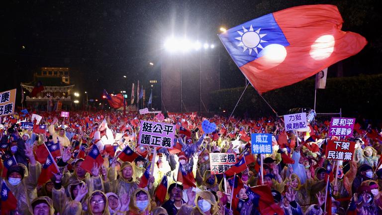 Anhänger der Kuomintang (KMT), Partei des Präsidentschaftskandidaten Hou You-yi, nehmen an einer Wahlkampfveranstaltung in Taipeh teil.