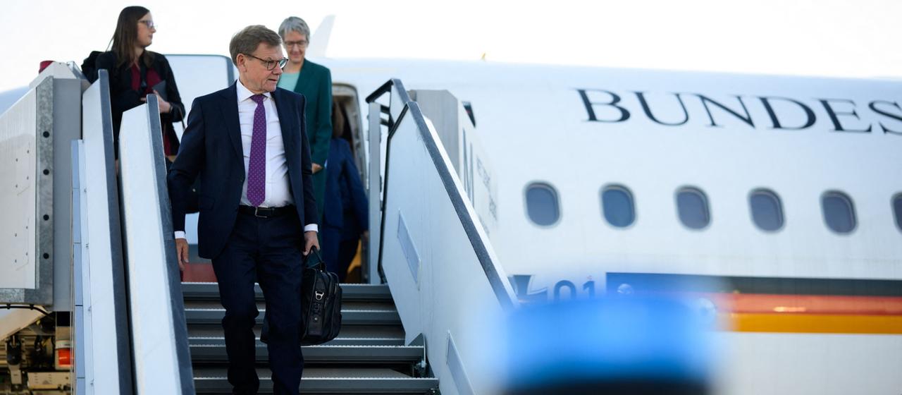 Johann Wadephul steigt auf dem Franz Josef Strauß Flughafen in München aus einem Flugzeug der Flugbereitschaft der Bundeswehr.
