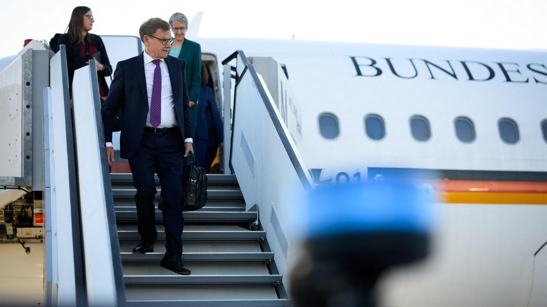 Johann Wadephul steigt auf dem Franz Josef Strauß Flughafen in München aus einem Flugzeug der Flugbereitschaft der Bundeswehr.  | Bernd von Jutrczenka/dpa