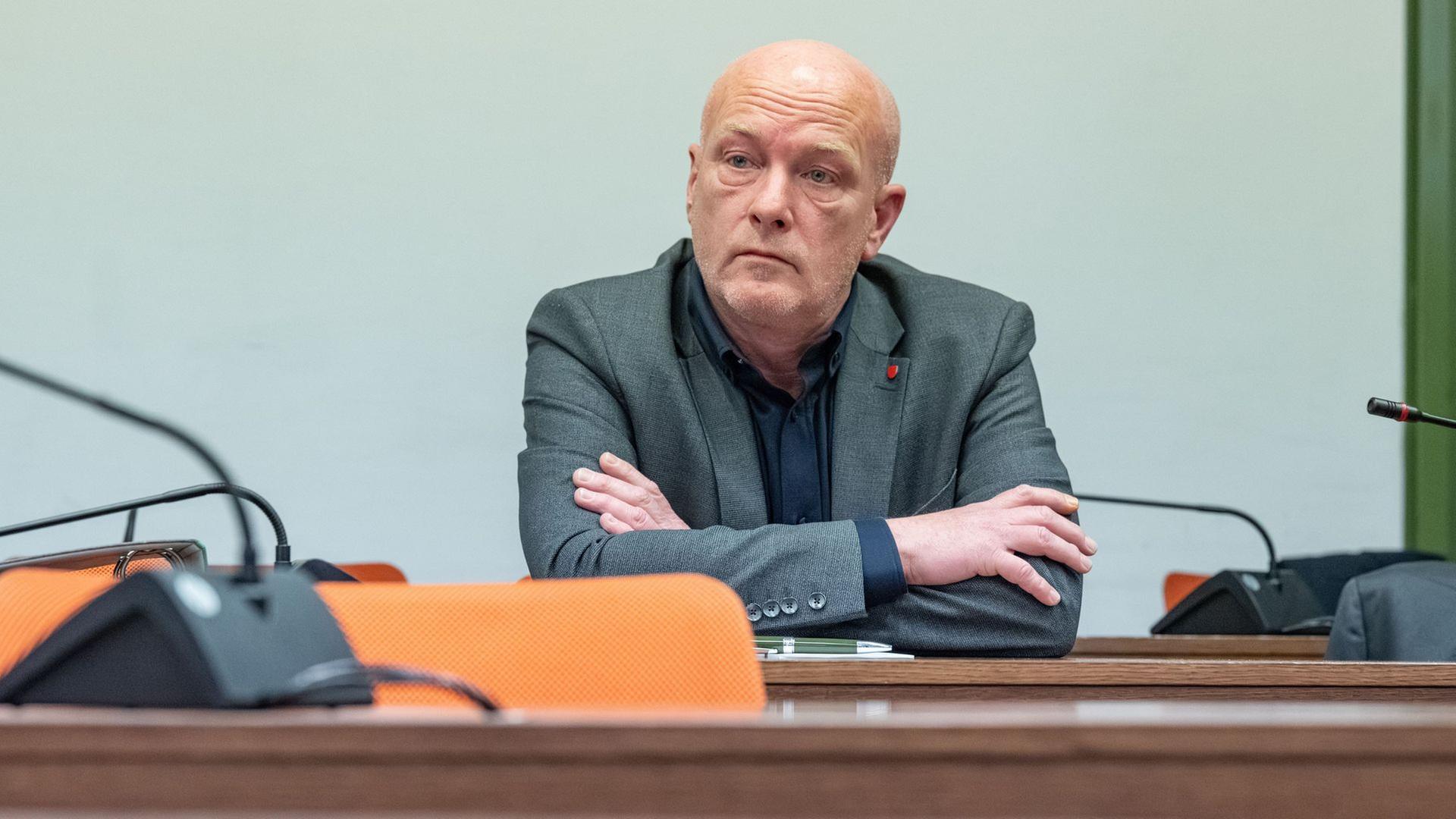 ARCHIV - 11.03.2026, Bayern, München: Joachim Wolbergs, früherer Oberbürgermeister von Regensburg, sitzt im Verhandlungssaal des Landgerichts. In dem Verfahren geht es um die teilweise Neuverhandlung des Parteispenden-Prozesses vor dem Landgericht Regensburg 2018/19. Hintergrund war der Kommunalwahlkampf 2014. (zu dpa: «Plädoyers im Prozess gegen Ex-OB Wolbergs»)  | dpa-Bildfunk/Armin Weigel