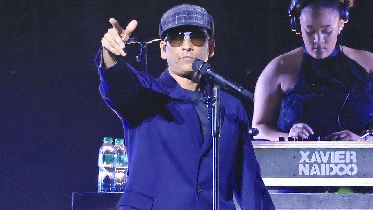 Baden-Württemberg: Xavier Naidoo am Rande einer Demo in Berlin: "Kinder  werden gefressen" | tagesschau.de