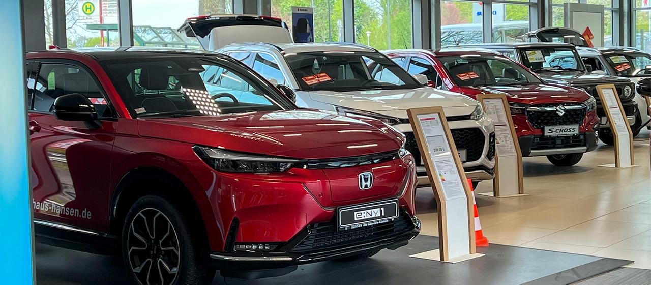 Neuwagen im Showroom eines Autohändlers.