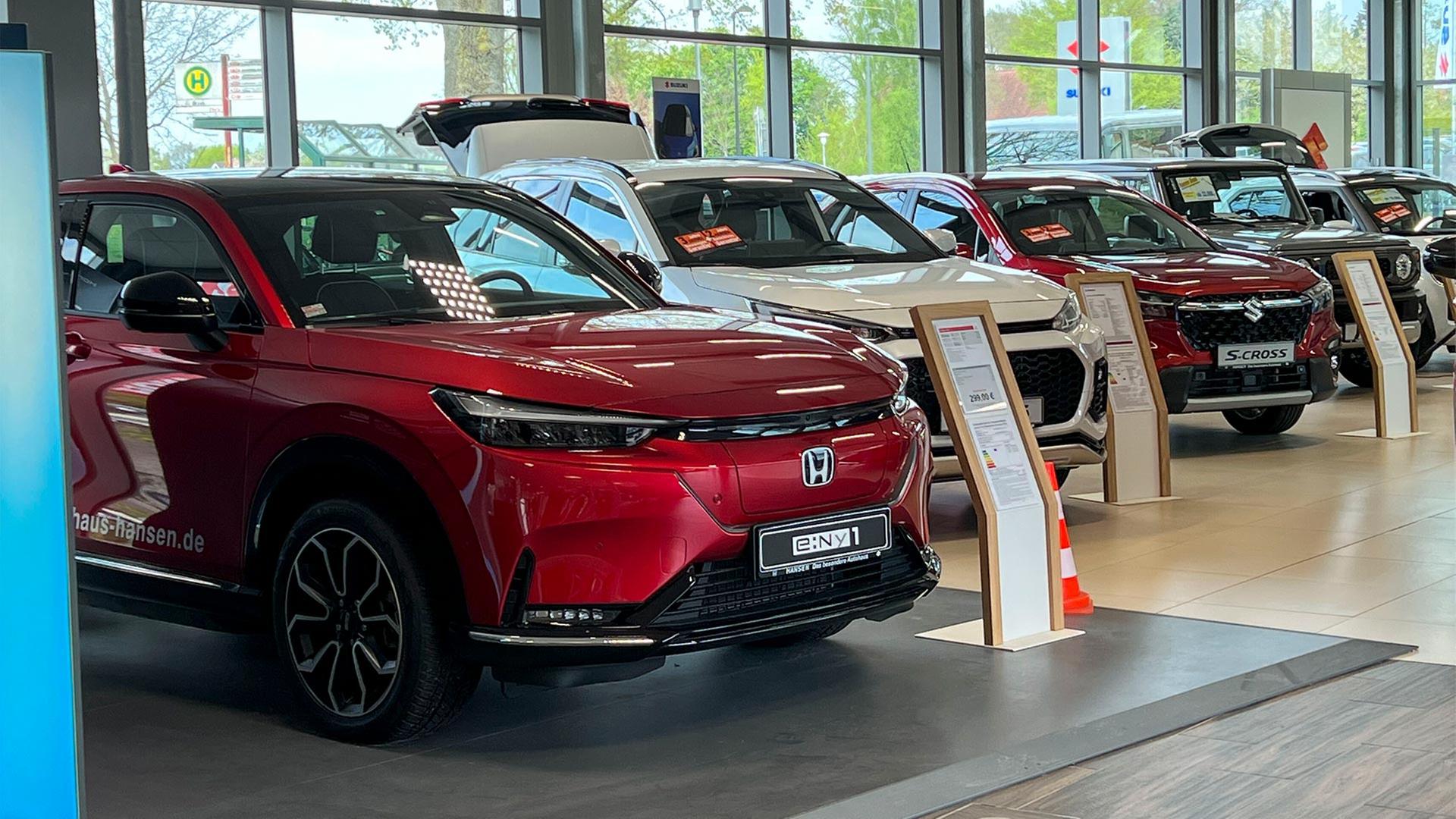 Neuwagen im Showroom eines Autohändlers. | picture alliance / ABBfoto
